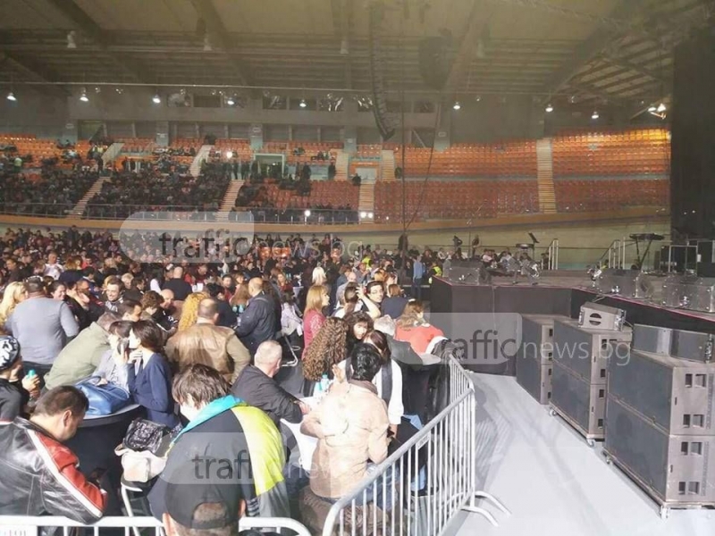 Пловдивчани очакват Лепа Брена, Колодрума полупразен СНИМКИ