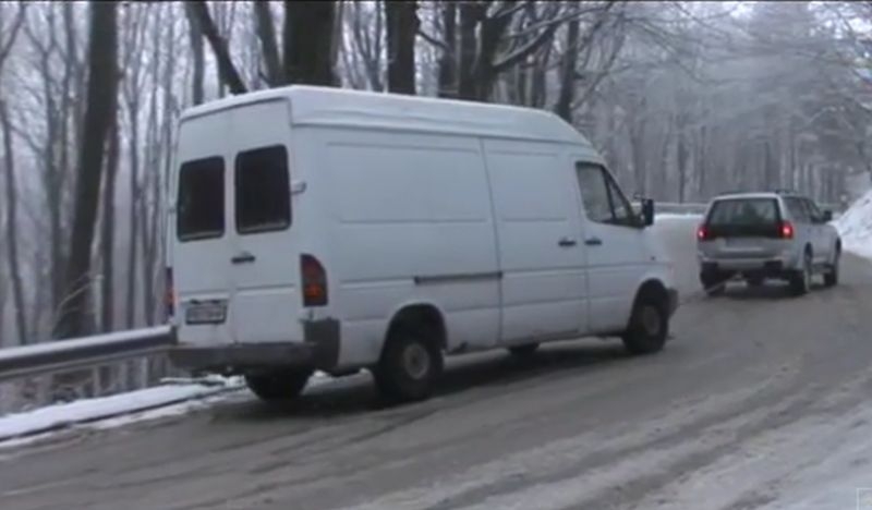 Априлски сняг: Коли закъсаха на прохода Шипка ВИДЕО