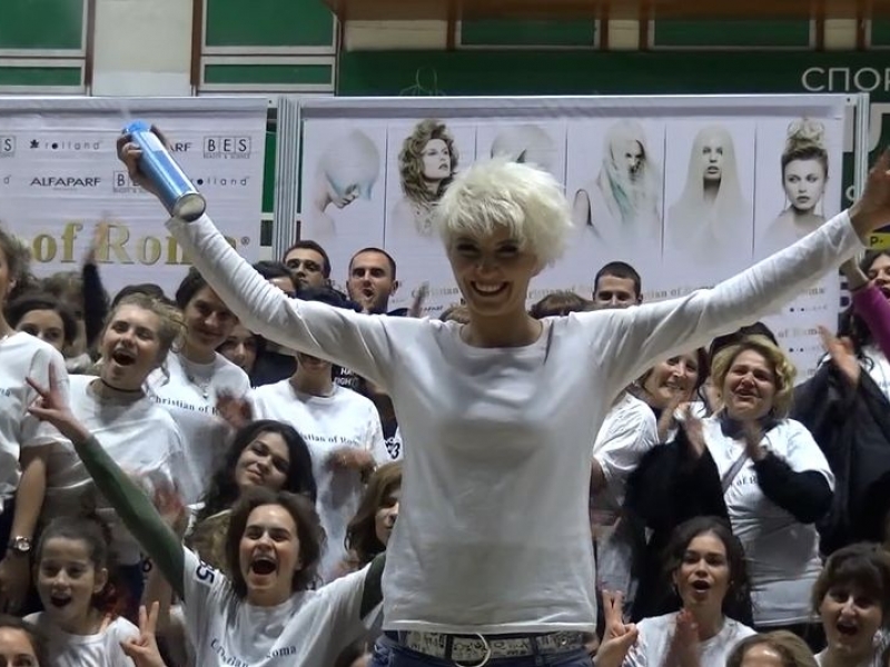 Топ фризьорка очаква потвърждение за рекорда си от Гинес СНИМКИ