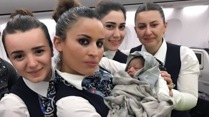 Бебе се роди на борда на самолет! Екипаж и пътници помагат СНИМКИ
