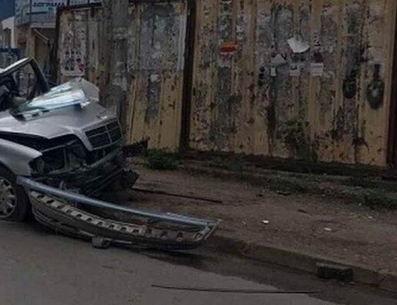 28-годишен се заби с мерцедес в стълб, откаран е с линейка