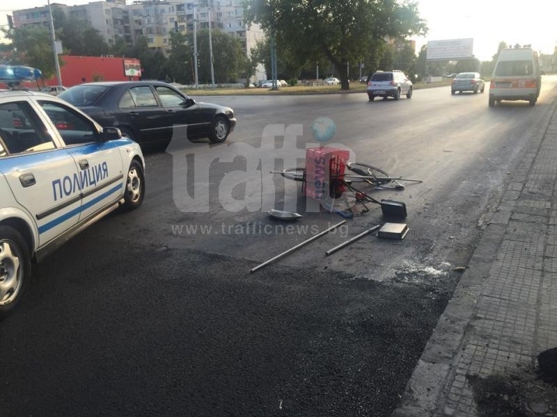 Кола помете велосипедистка в Пловдив и избяга, жената е в тежко състояние