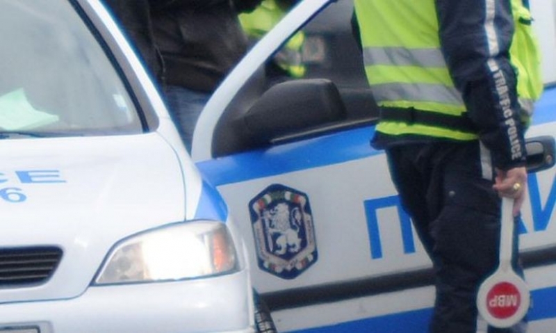 При полицейска операция в Пазарджишко пипнаха 9-има млади жени и мъже с дрога