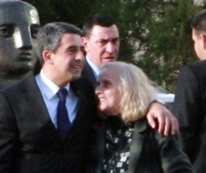 Спешно карат майката на Плевнелиев във ВМА