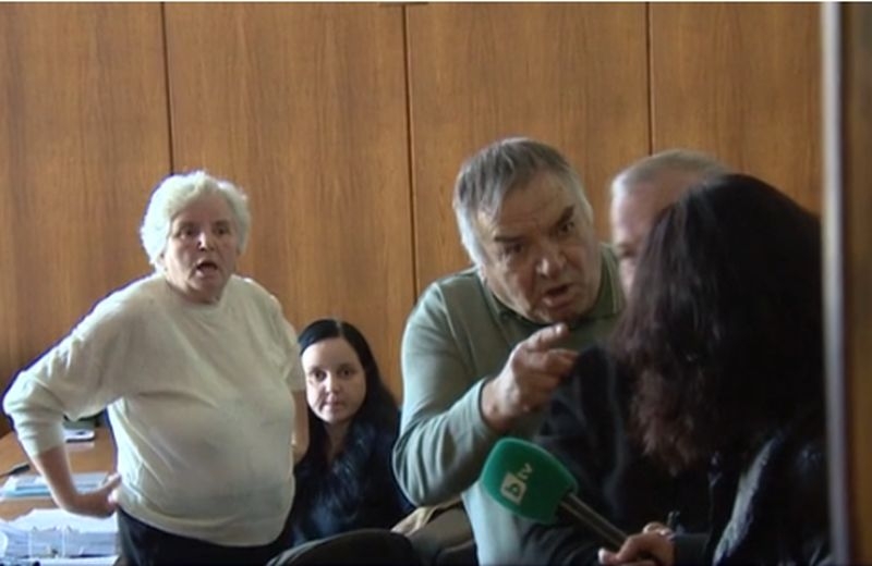 Бащата на акушерката Емилия Ковачева нападна грозно журналистка, заплашва с бой!