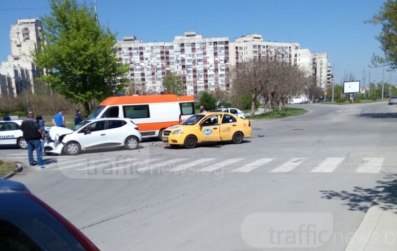 Тежка катастрофа в Пловдив! Такси и рено се удариха челно, има ранен пътник