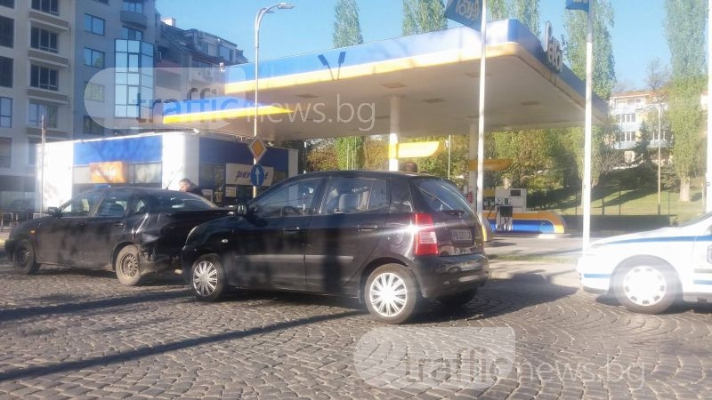 КИА и сеат се нанизаха пред Второ районно СНИМКИ