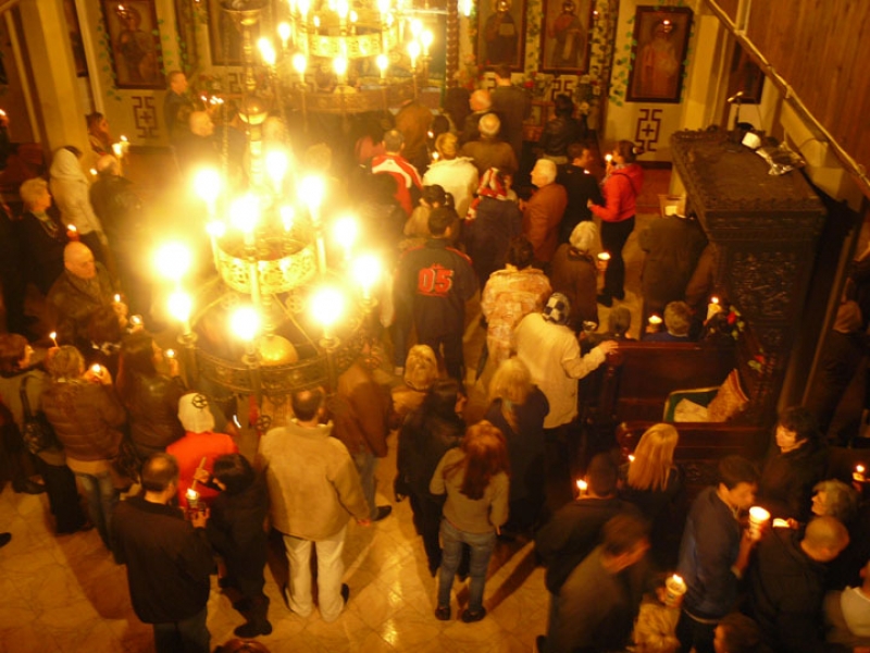 Предупреждават: Внимавайте със свещите при посещението в църкви на Великден!