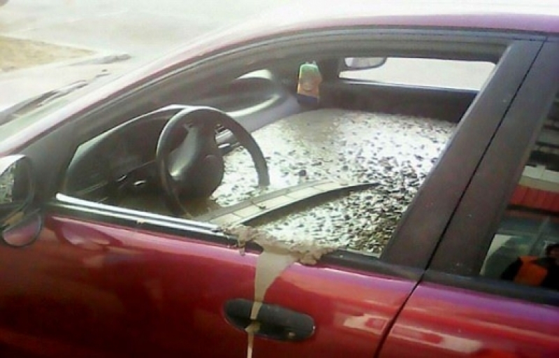 Разгневен мъж наказа жена си, като заля колата й с бетон СНИМКИ+ВИДЕО