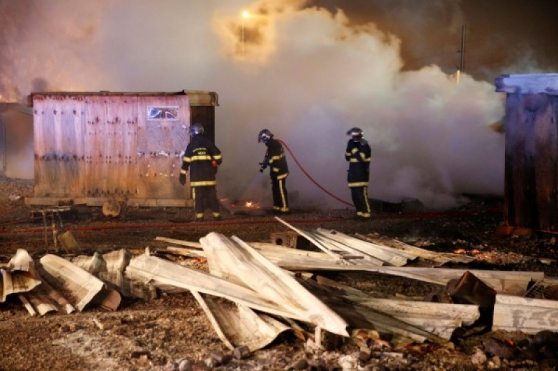 Пожар опустоши мигрантски лагер във Франция