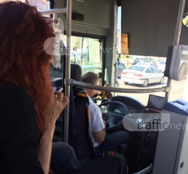 Кондукторка и шофьор на автобус №36 се захласнаха във Фейсбук, забравиха за пътниците СНИМКИ