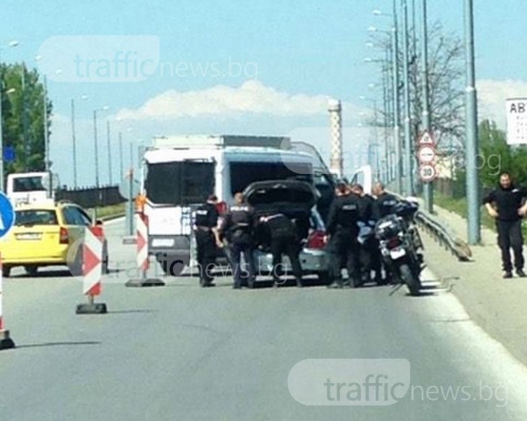 Зрелищен арест в Пловдив! Полицаи закопчаха  мъж, 5 униформени тарашиха колата му СНИМКИ
