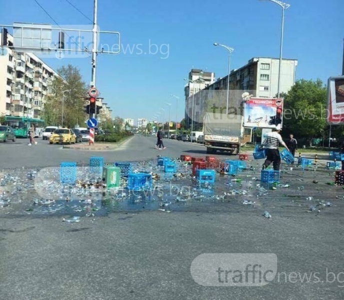 “Трагедия“ в Пловдив! Стотици бири се размазаха на пътното платно СНИМКИ