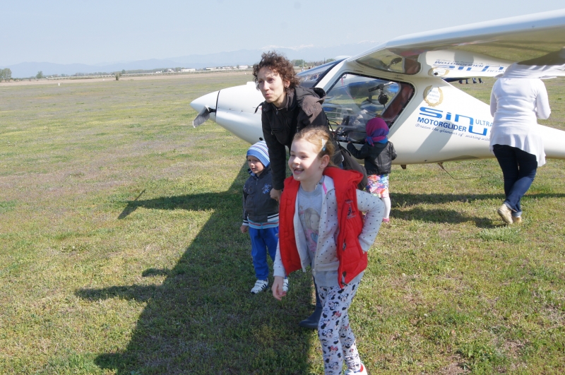 Днес на летището край Граф Игнатиево летяха всички, които имаха кураж СНИМКИ