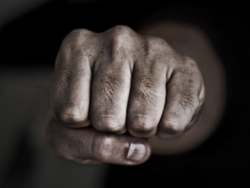 Шест години затвор получи мъж, пребил майка си до смърт за пари