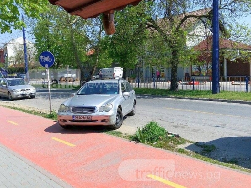 Шофьори бъркат велоалеите с паркинги... и в Пазарджик СНИМКА