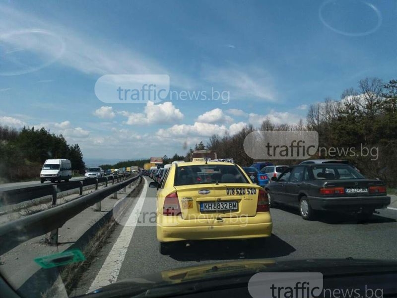 Кошмарно задръстване между Пловдив и София! Колоните от коли са близо 20 км СНИМКИ