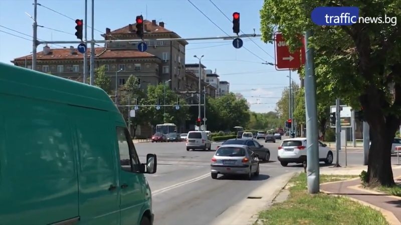 Камикадзета! Десетки пловдивски коли минават на червено на две невралгични кръстовища ВИДЕО