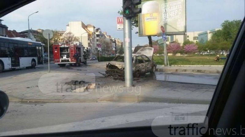 Тежка катастрофа в Пловдив! Пасат се удари в стълб и изгоря СНИМКИ