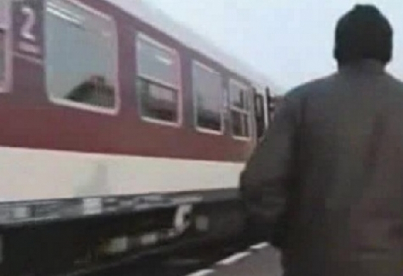 Влак удари мъж, той уцеля по чудо