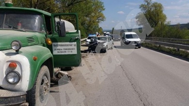 Жена с мерцедес се блъсна във водоноска, ранена е тежко