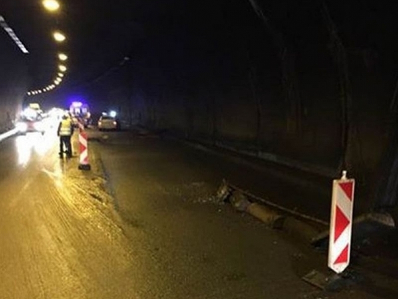 На косъм от трагедия: Лампи се стовариха върху пътнически автобус в тунел на магистрала