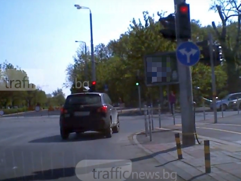 За какво са правилата? Светофарът за този шофьор в Пловдив не важи ВИДЕО