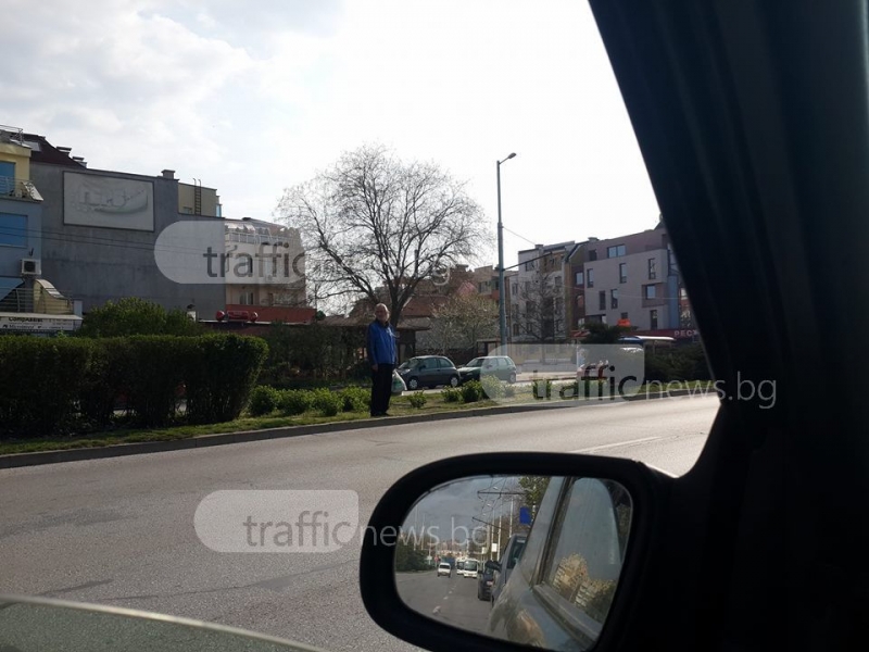 Пешеходци рискуват живота си и съдбата на шофьорите на натоварен булевард в Пловдив СНИМКИ