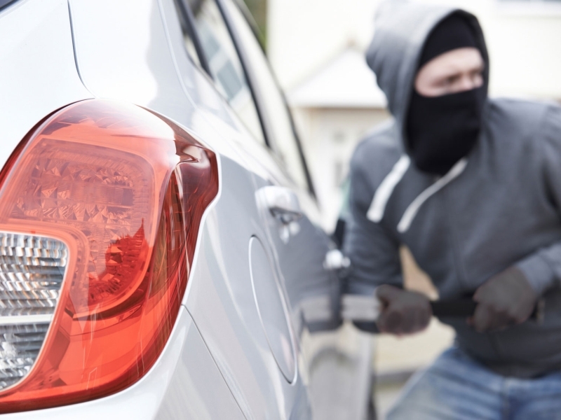 Нова мода за обиране на автомобили - бандитите изключват централното заключване