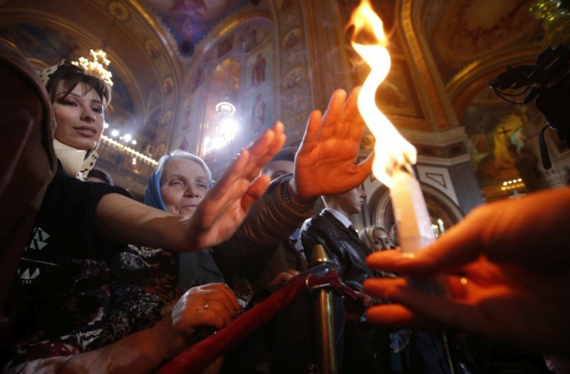 Благодатният огън от Йерусалим пристигна в България