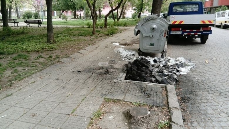 Великденският огън стопи редица контейнери в Кючука СНИМКИ