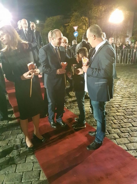 Кого пребори Румен Радев с първото си червено яйце на Великден СНИМКИ