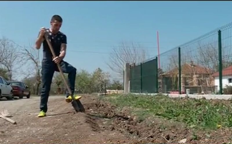 Испанец запълва дупките в българско село ВИДЕО