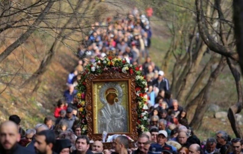 Хиляди вярващи се стичат в Бачково - изнасят Чудотворната икона!