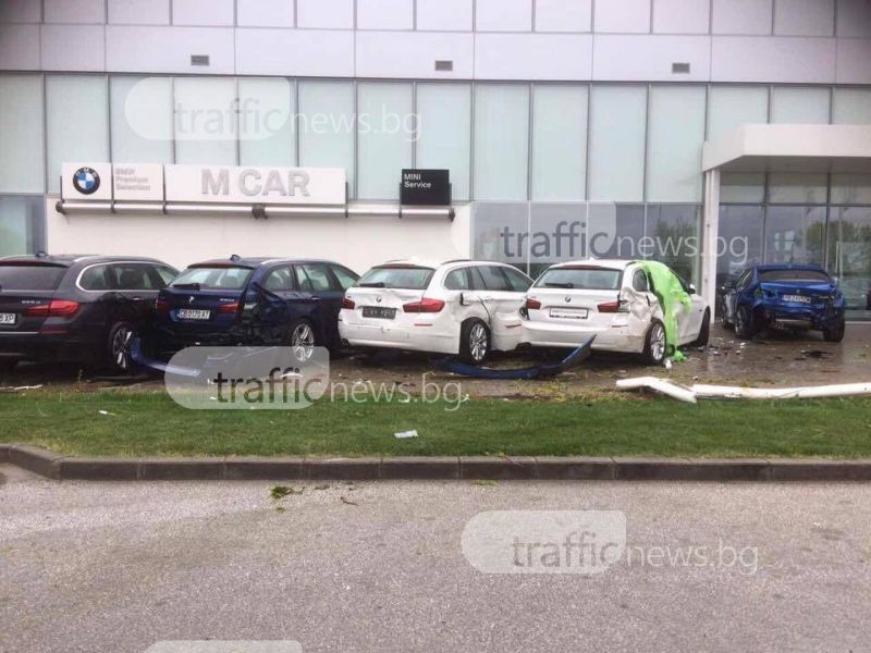 Джип помля четири коли пред шоурума на БМВ в Пловдив СНИМКИ