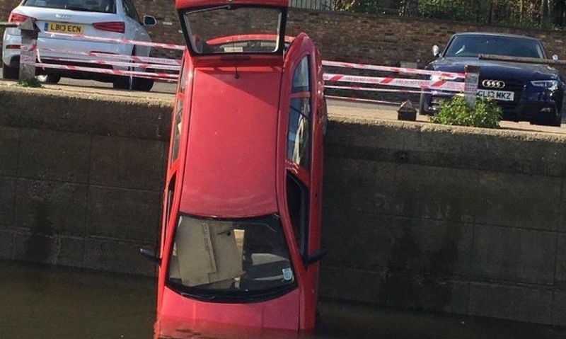 Смело към водата: Пиян заби колата си в река