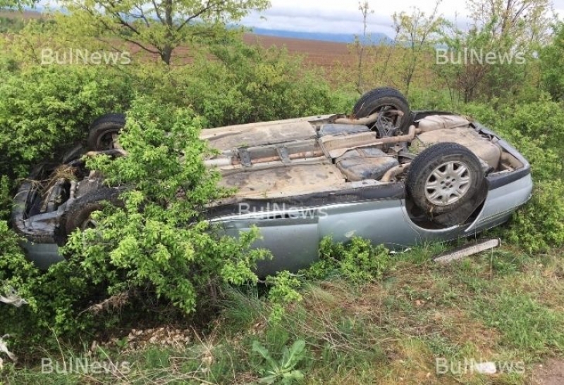 Пътните инциденти не спират! Кола се обърна по таван СНИМКИ