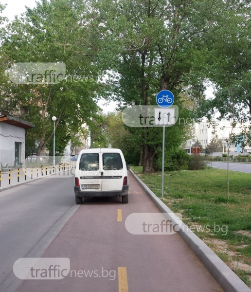 Нахалници продължават да превръщат велоалеите в Пловдив в паркинги СНИМКА