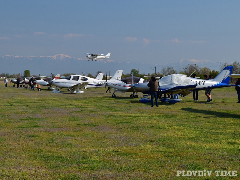 Пловдивски летци превзеха небето в голяма демонстрация СНИМКИ