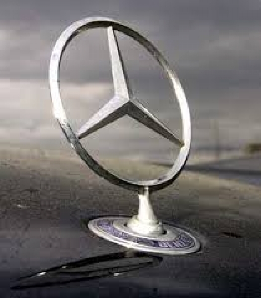 Апаши разбиха четири мерцедеса в Смирненски на Великден