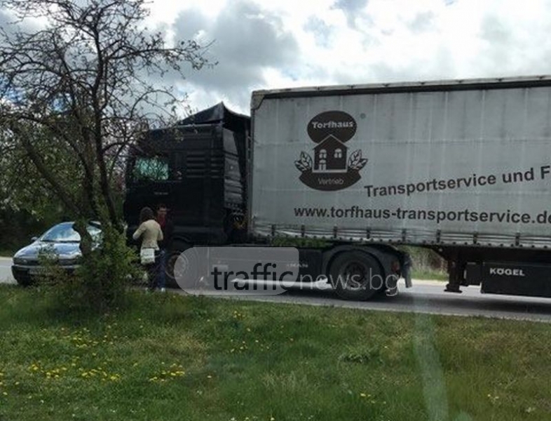 Нова катастрофа на Подбалканския път – камион и лека кола се удариха СНИМКИ