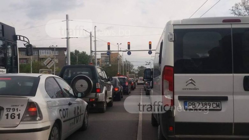 Зверски тапи в Пловдив! Градът се прекосява за 40 минути, автобусите закъсняват СНИМКИ