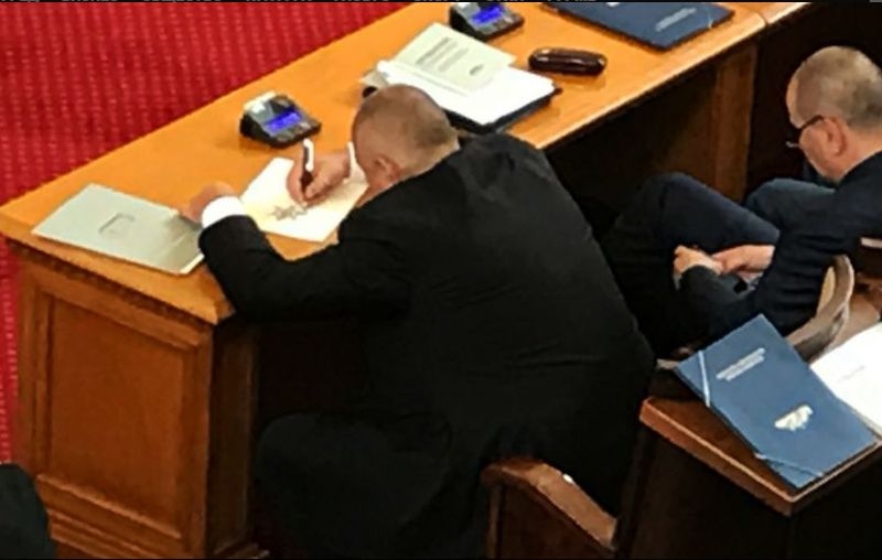 И Бойко Борисов като Вежди рисува на депутатската банка на първото заседание СНИМКИ