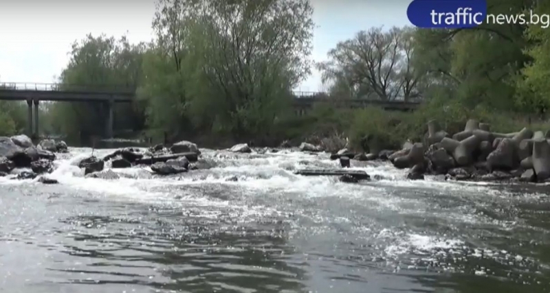 Жителите на Катуница вече са спокойни, укрепиха дигата на река Чая