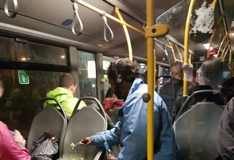 Млад мъж кръстоса погледите на пътници в автобус! Извади си салатката и мастичката и...