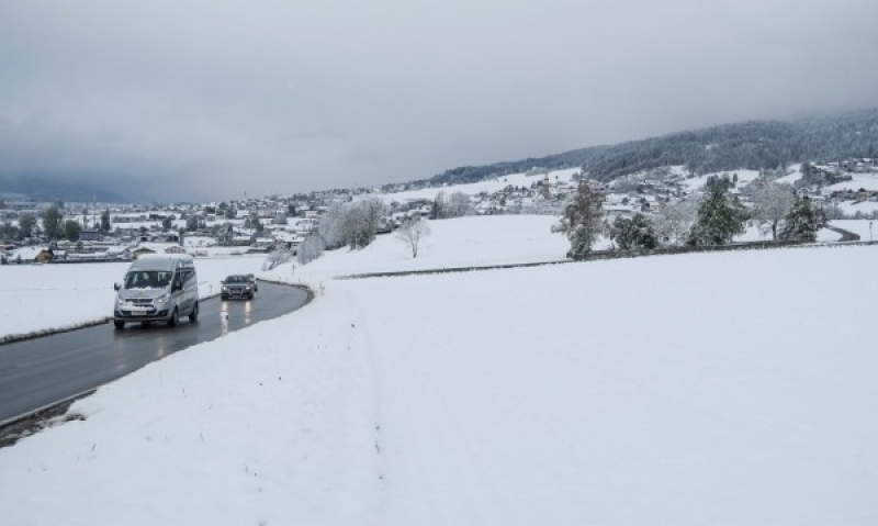 Зимата се върна в Австрия, сняг парализира движението