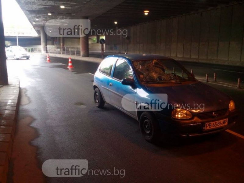 Кола блъсна пешеходка в подлеза на Пощата в Пловдив СНИМКИ