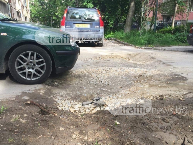 Дупка мъчи шофьори в центъра на Пловдив СНИМКИ