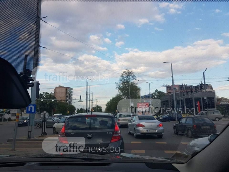Зверска тапа се образува на възлово кръстовище в Пловдив СНИМКИ