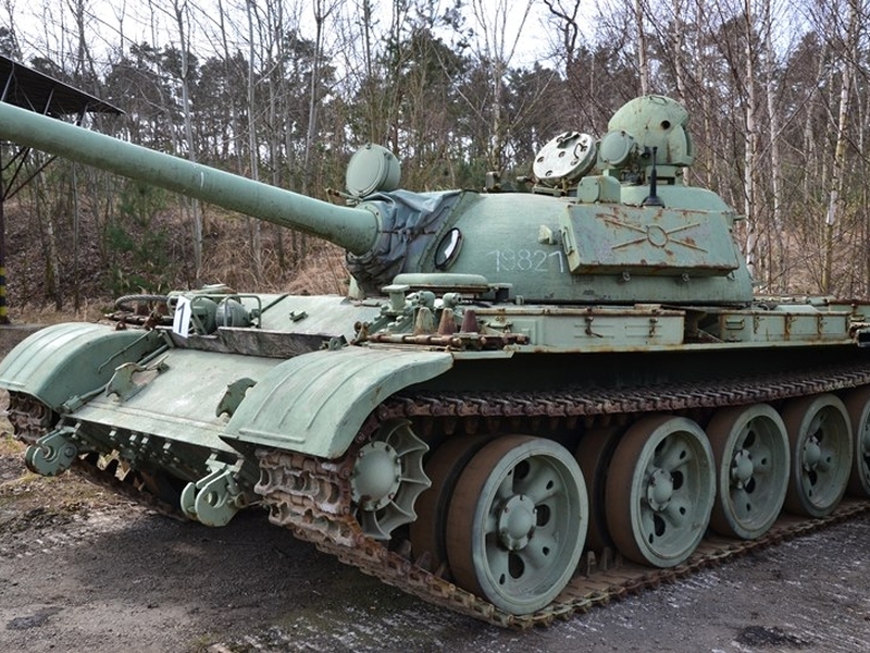Цели казарми, танкове и БТР-и са били продадени от Министерството на отбраната
